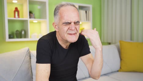 Hombre-Enfermo-Sudando-Por-Fiebre-Alta.-Se-Seca-El-Sudor-Con-La-Mano.