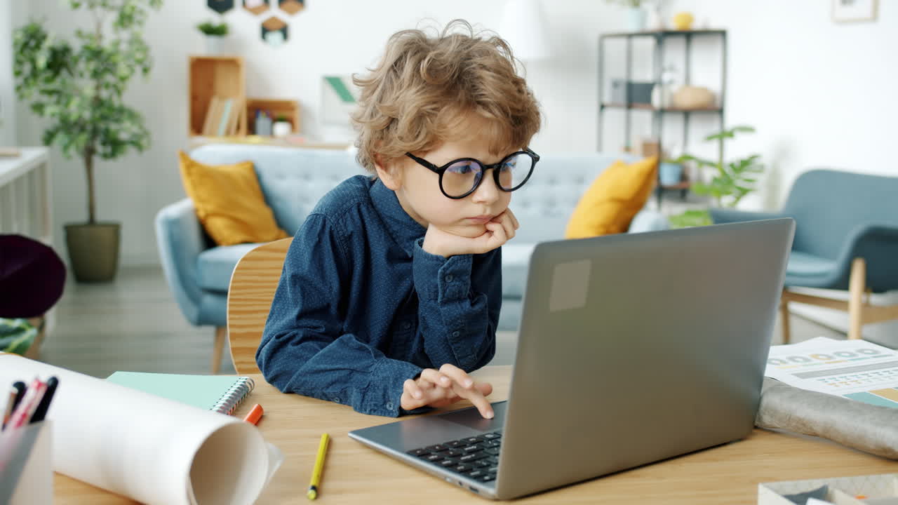 niño haciendo tareas en línea