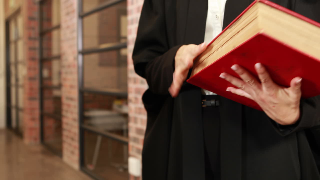 사업가 한 명 이 변호사 의 손 을 흔들고 있는 중간 시각