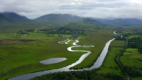 río failmore, maum, connemara, condado de galway, irlanda, julio de 2021