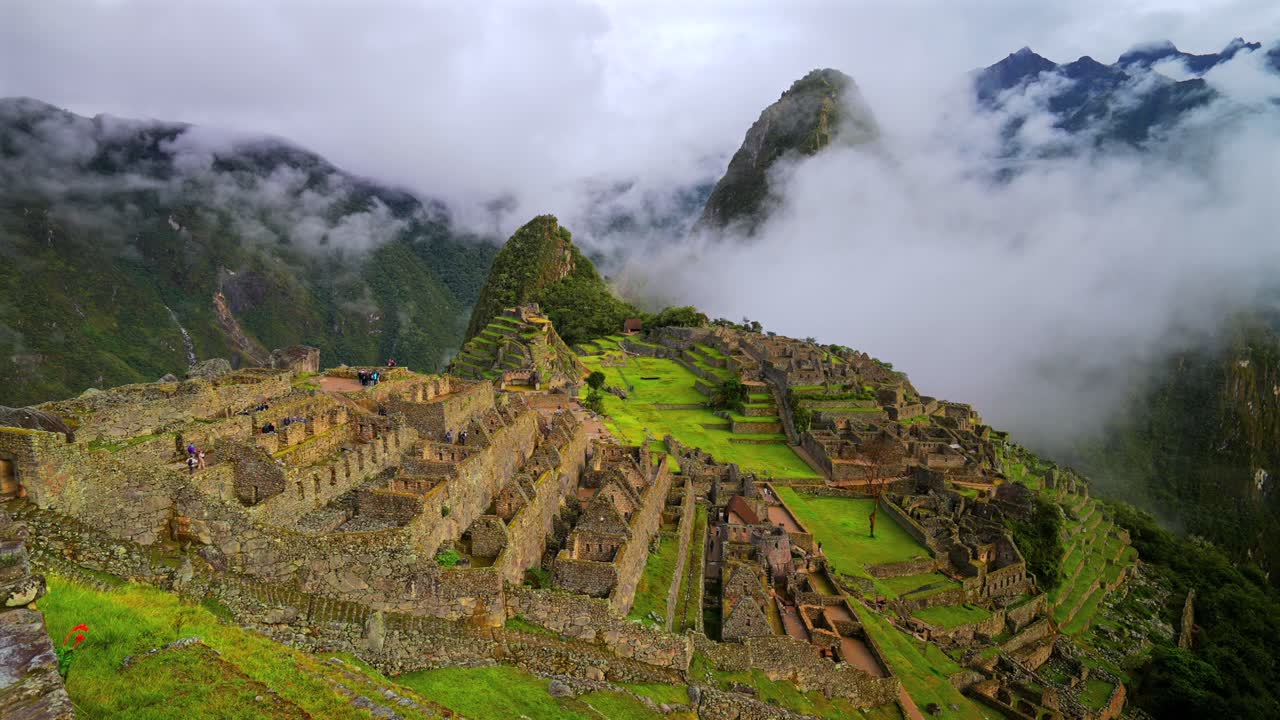 Peru, Machu Picchu, sanktuarium wpisane na Listę Światowego Dziedzictwa UNESCO, Świątynia Inków, wczesnoporanny widok krajobrazowy, niska warstwa chmur i gęstej mgły, góra Huayna Picchu, Szlak Inków, Aguas Calientes, peruwiańskie Andy.