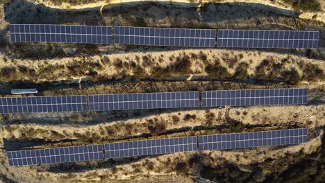 vista extremadamente amplia mirando hacia abajo en grandes paneles solares