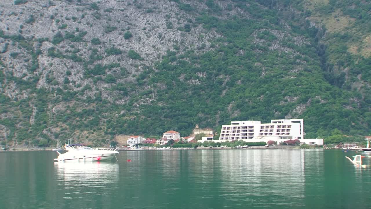 물에 정박된 쾌속정