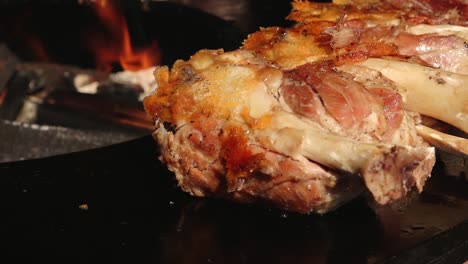 la carne es frita en una sartén de fuego