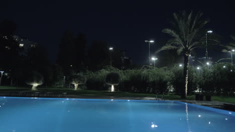 Vista-Nocturna-De-La-Piscina-Al-Aire-Libre