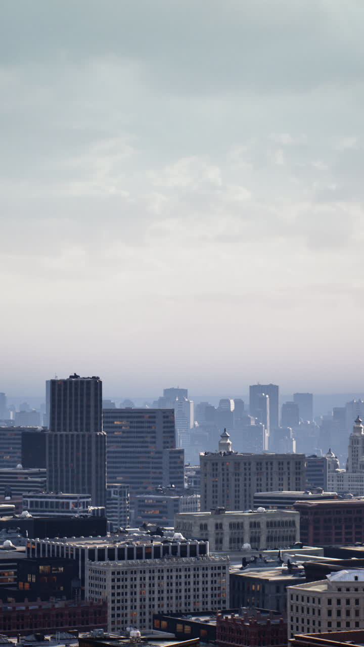 Vista do amanhecer da cidade com nascer do sol sobre a área metropolitana com nuvens e arranha-céus