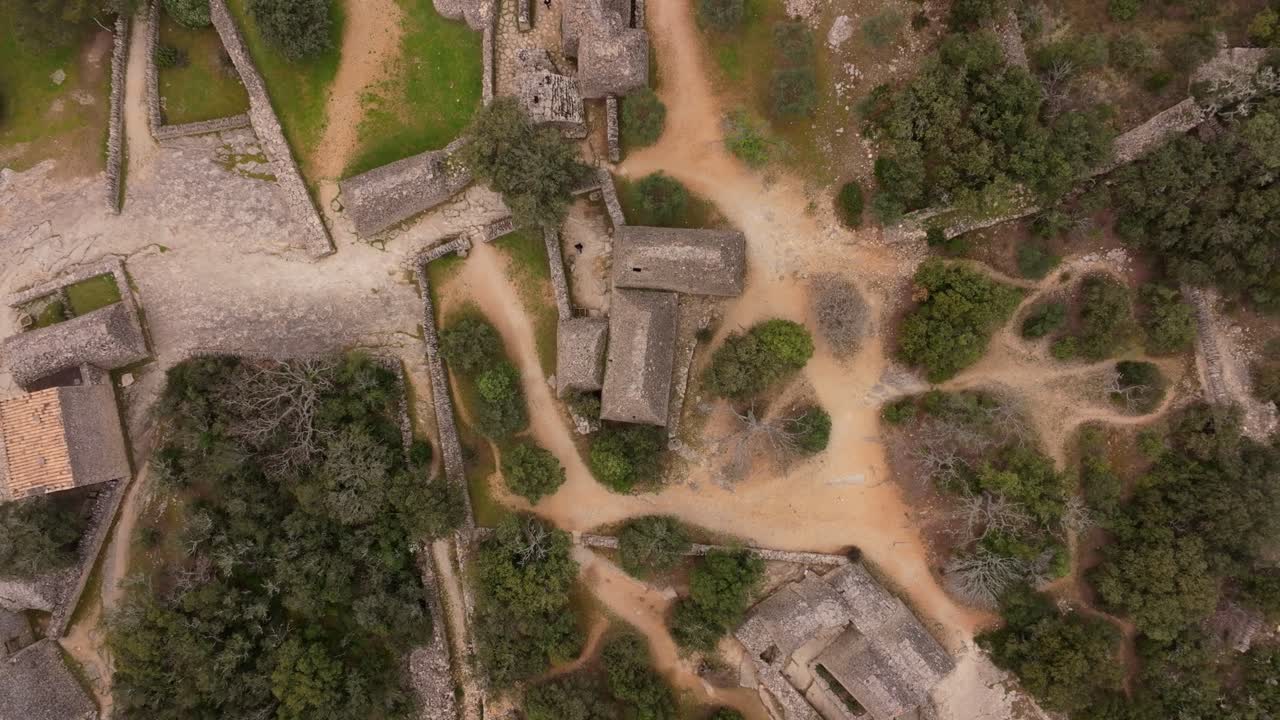 Vista aerea del museo a cielo aperto delle capanne Bories nel Vaucluse rurale, Francia