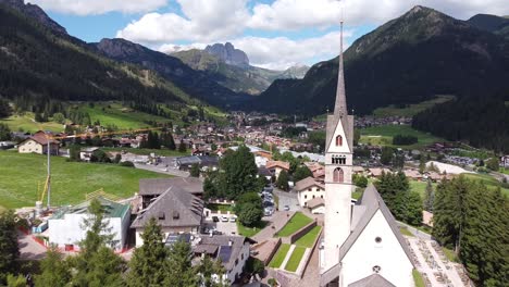 vigo di fassa en el valle de fassa, trentino, dolomitas, italia - vista aérea de drones del pintoresco pueblo de montaña