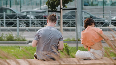 amigos en un banco al aire libre