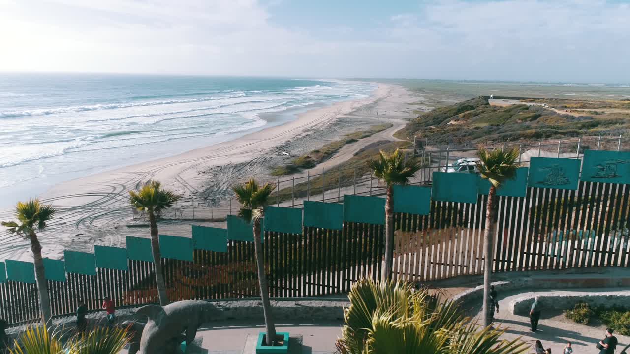 toma aerea del muro en la frontera de tijuana y san diego