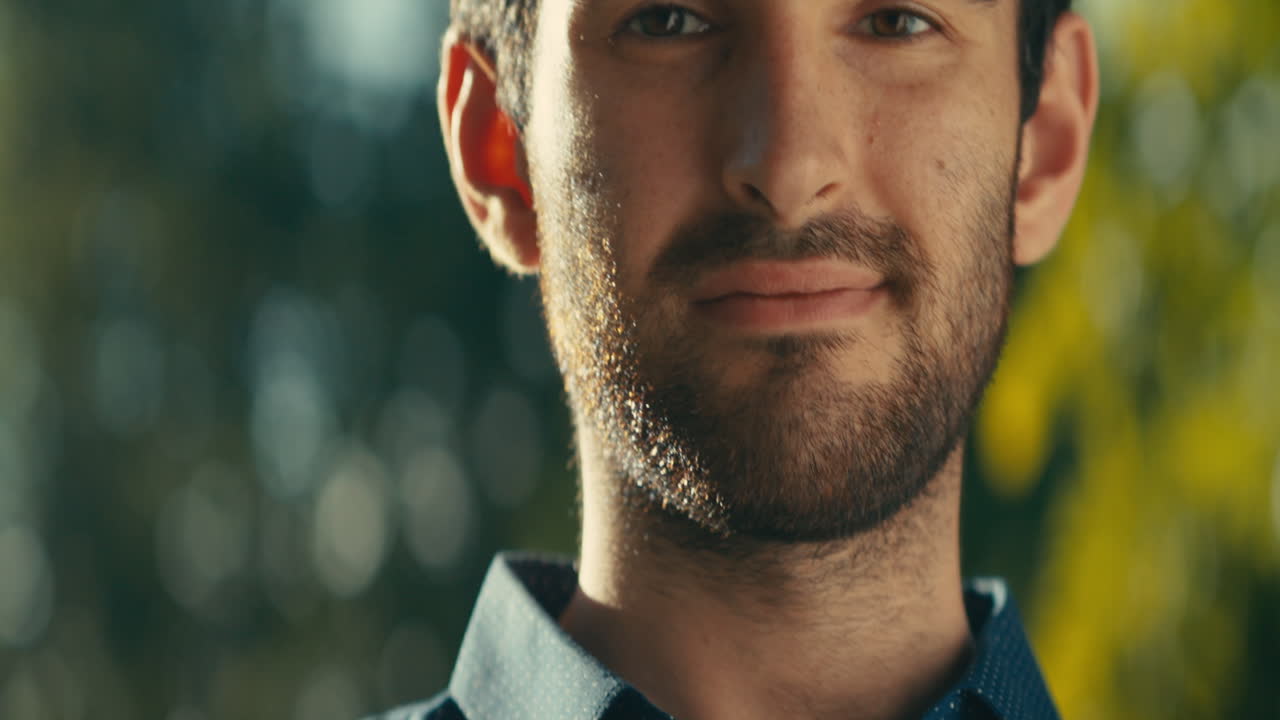 Ritratto di uomo con la mano sulla camicia