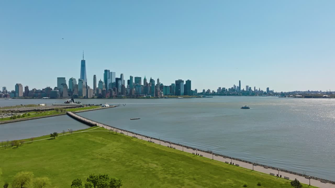 드론은 여름에 파란 하늘에 대한 스카이라인과 함께 맨해튼과 리버티 스테이트 파크의  ⁇ 을 접근