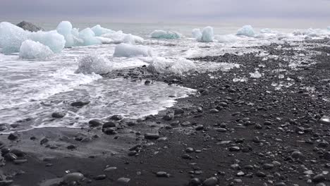 Große-Klare-Eisberge-Werden-In-Island-Am-Diamond-Beach-Jokulsarlon-.-An-Land-Gespült