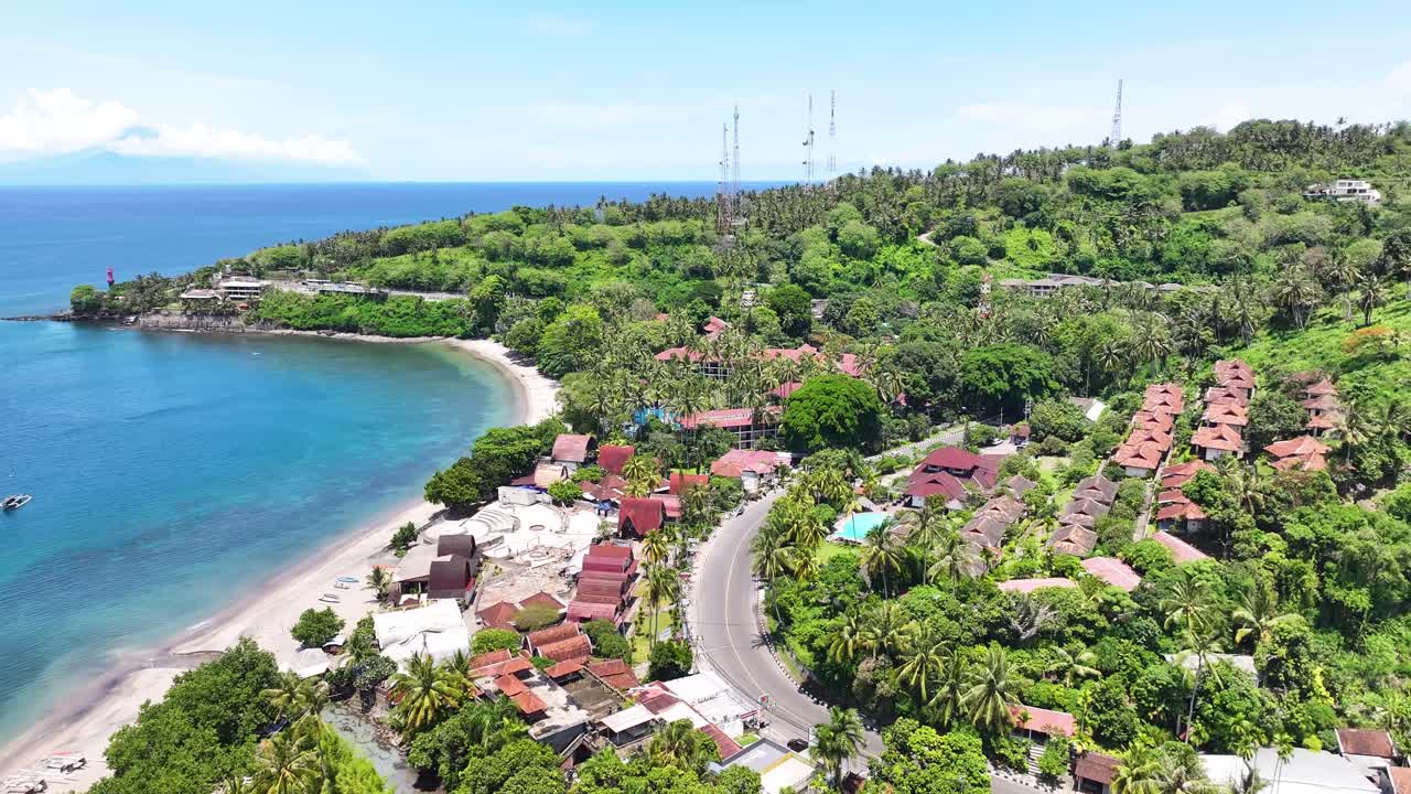 인도네시아의 열대 섬 롬보크에 있는 센기기 시의 해안 도로.