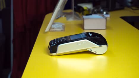 terminal de punto de venta en un escritorio