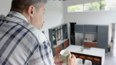 Glücklicher-älterer-Mann-Mit-Gemischter-Abstammung,-Der-Auf-Dem-Treppenabsatz-Im-Obergeschoss-Zu-Hause-Kaffee-Trinkt,-Platz-Zum-Kopieren,-Zeitlupe