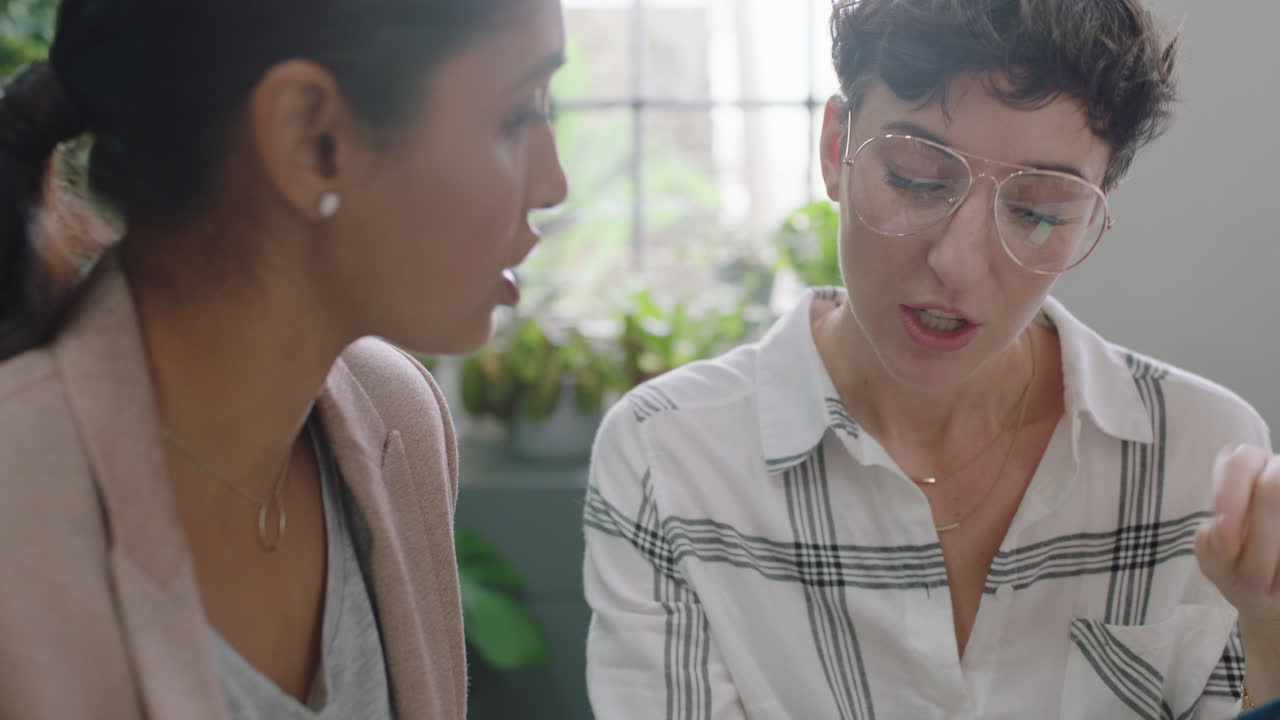 equipo de jóvenes empresarios desarrolladores de software que diseñan aplicaciones móviles mujeres inteligentes que usan tabletas compartiendo ideas creativas para aplicaciones de comunicación trabajo en equipo en la oficina moderna