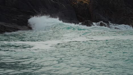 poderosas olas se estrellan contra las rocas