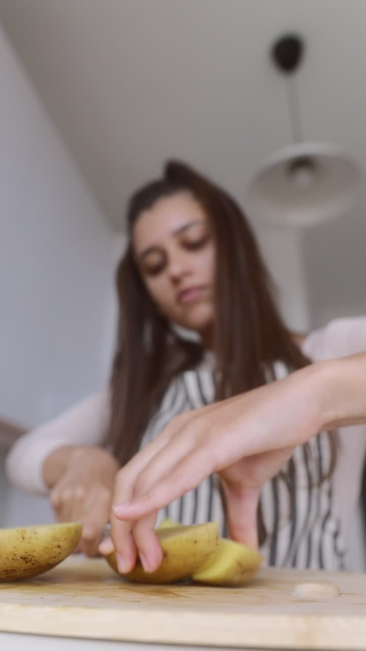 mujer cortando patatas