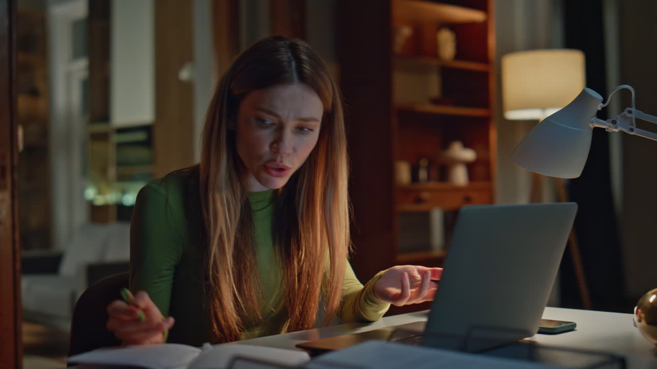 Donna coach che offre consulenza online a casa la sera, primo piano. Ragazza in videochiamata di lavoro.