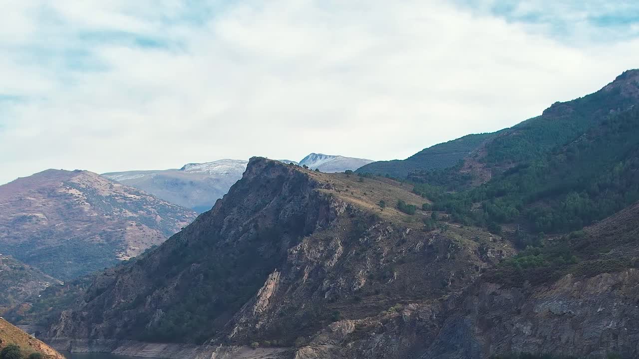 Granada-bjerge med klippefyldte bakker og klar himmel i dagslys