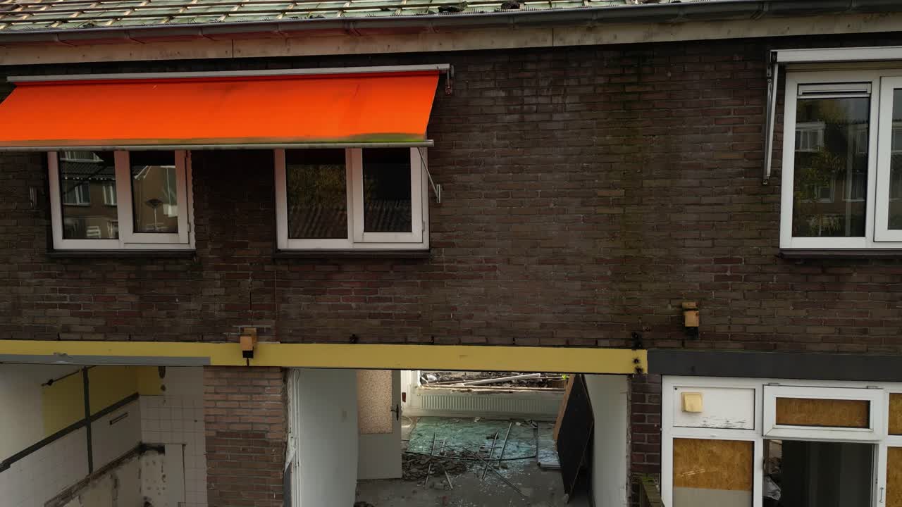 철거 후 파괴된 주택 건물의 잔해