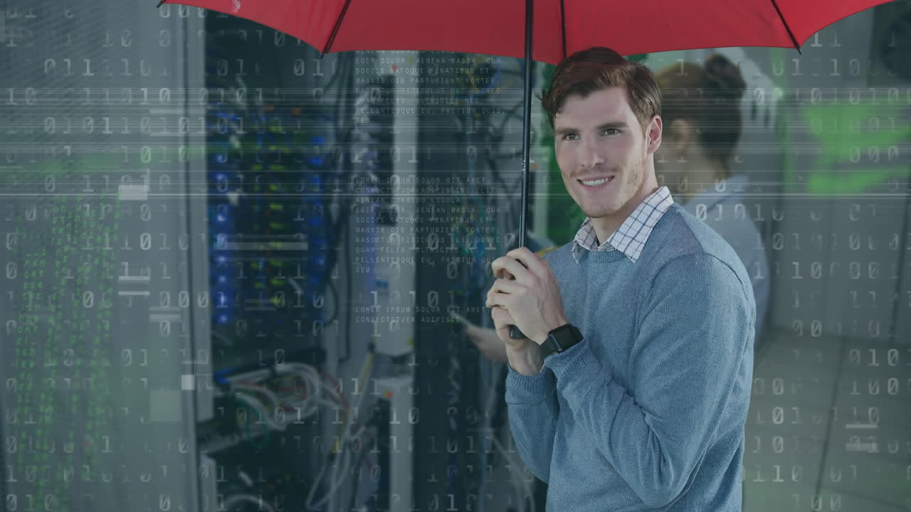 animación de codificación binaria y hombre de negocios caucásico sosteniendo un paraguas sobre la sala del servidor