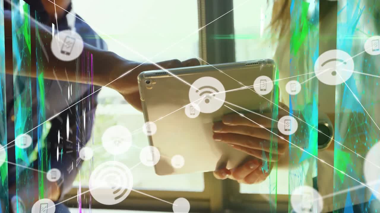 animación de la red de conexiones con iconos sobre diversas personas de negocios que usan tablets