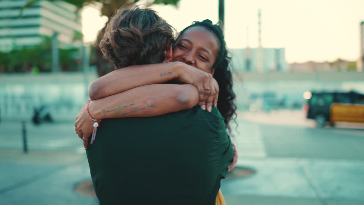 Afectuosa pareja interracial abrazándose cerca del puerto deportivo