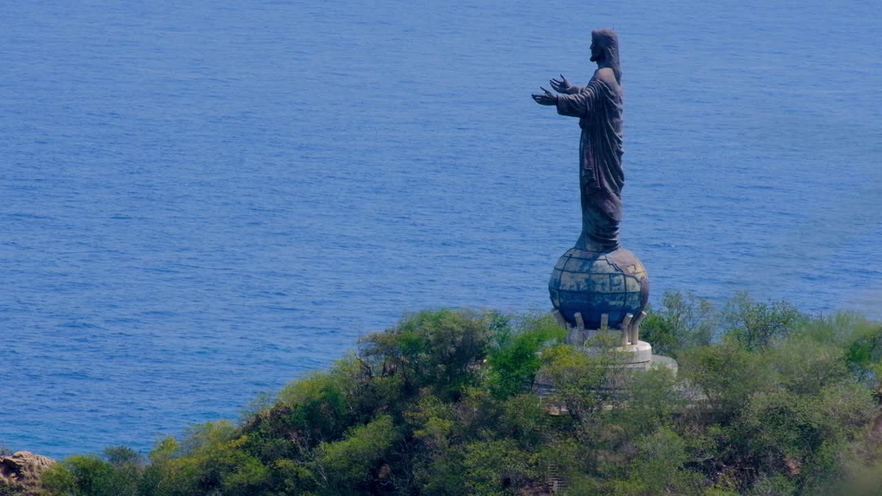 el popular hito turístico cristo rei de dili estatua de jesús con océano azul en la capital, timor leste, sudeste de asia
