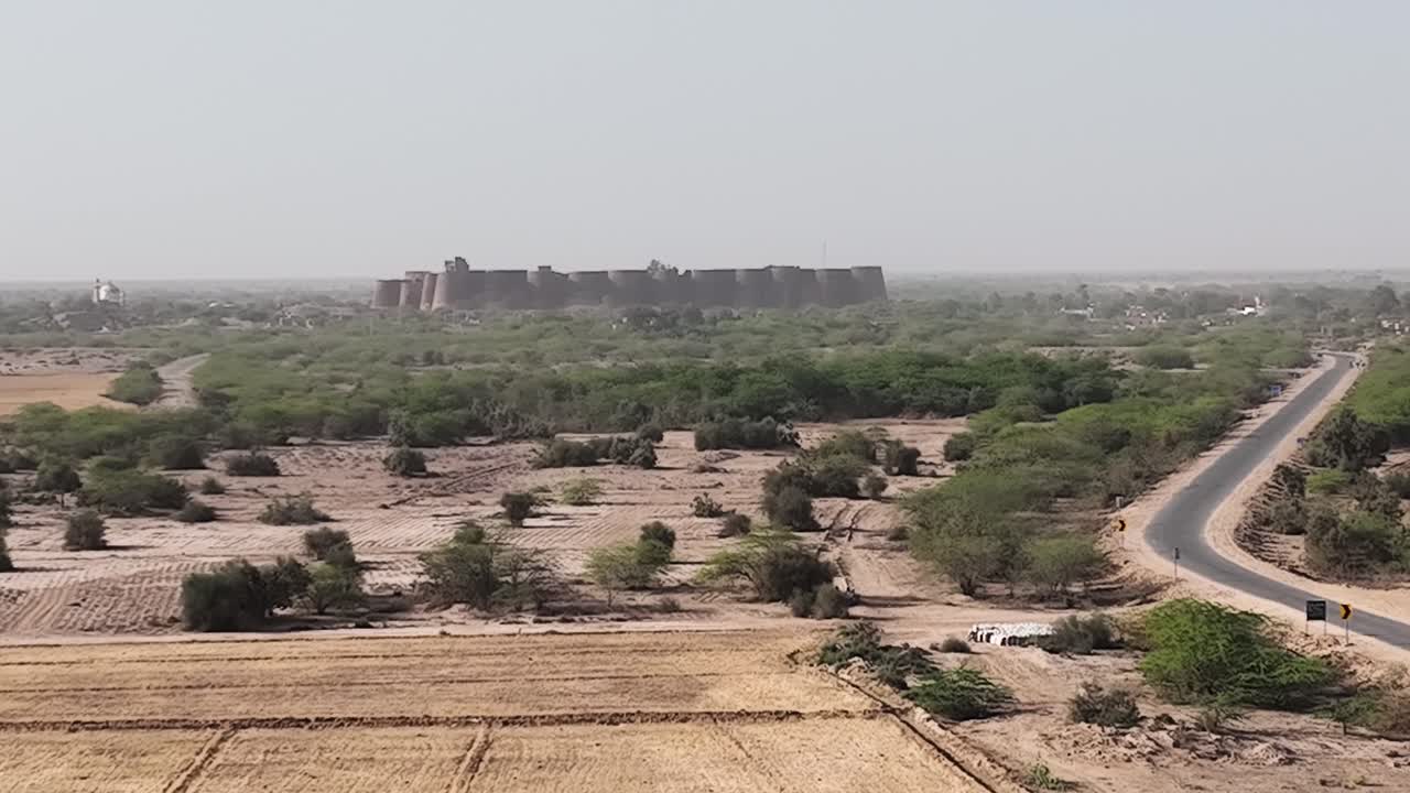 vista aérea del fuerte derawar en la distancia ubicado en ahmadpur east tehsil, punjab, pakistán