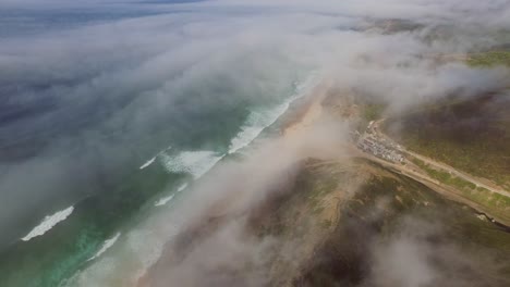 niebla marina en la playa de cordoama y castelejo en el algarve, portugal