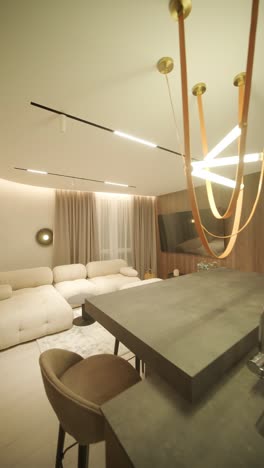 interior de hogar minimalista elegante y elegante con líneas limpias, colores neutrales e iluminación ambiental cálida, creando un ambiente acogedor y moderno.