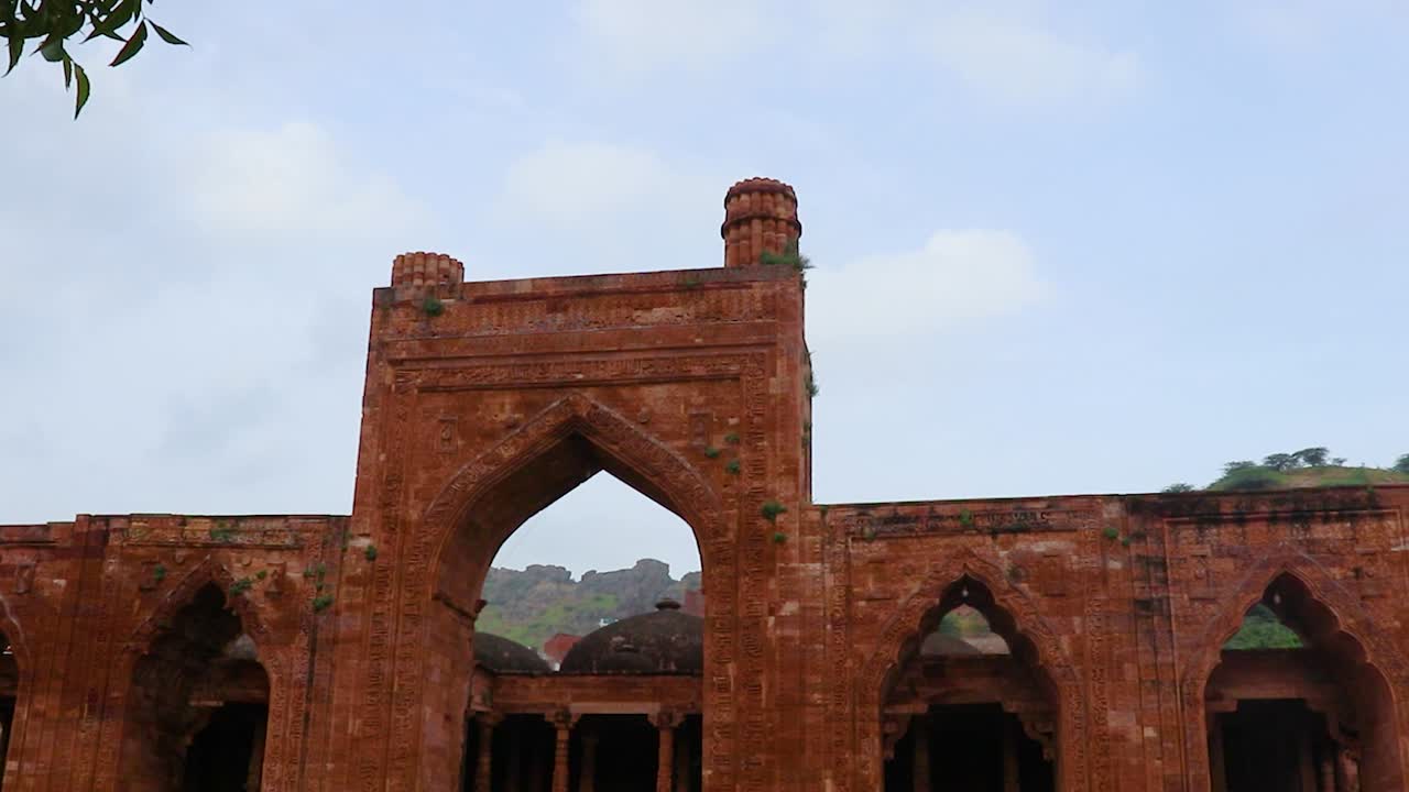 antigua gran mezquita llamada adhai din ka jhonpra arquitectura vintage en el día desde diferentes ángulos el video se toma en adhai din ka jhonpra en ajmer rajasthan india el 19 de agosto de 2023
