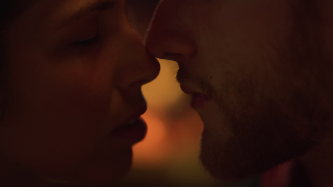 Primo piano dei volti di una coppia intima in luna di miele romantica. Due innamorati si godono l'amore.