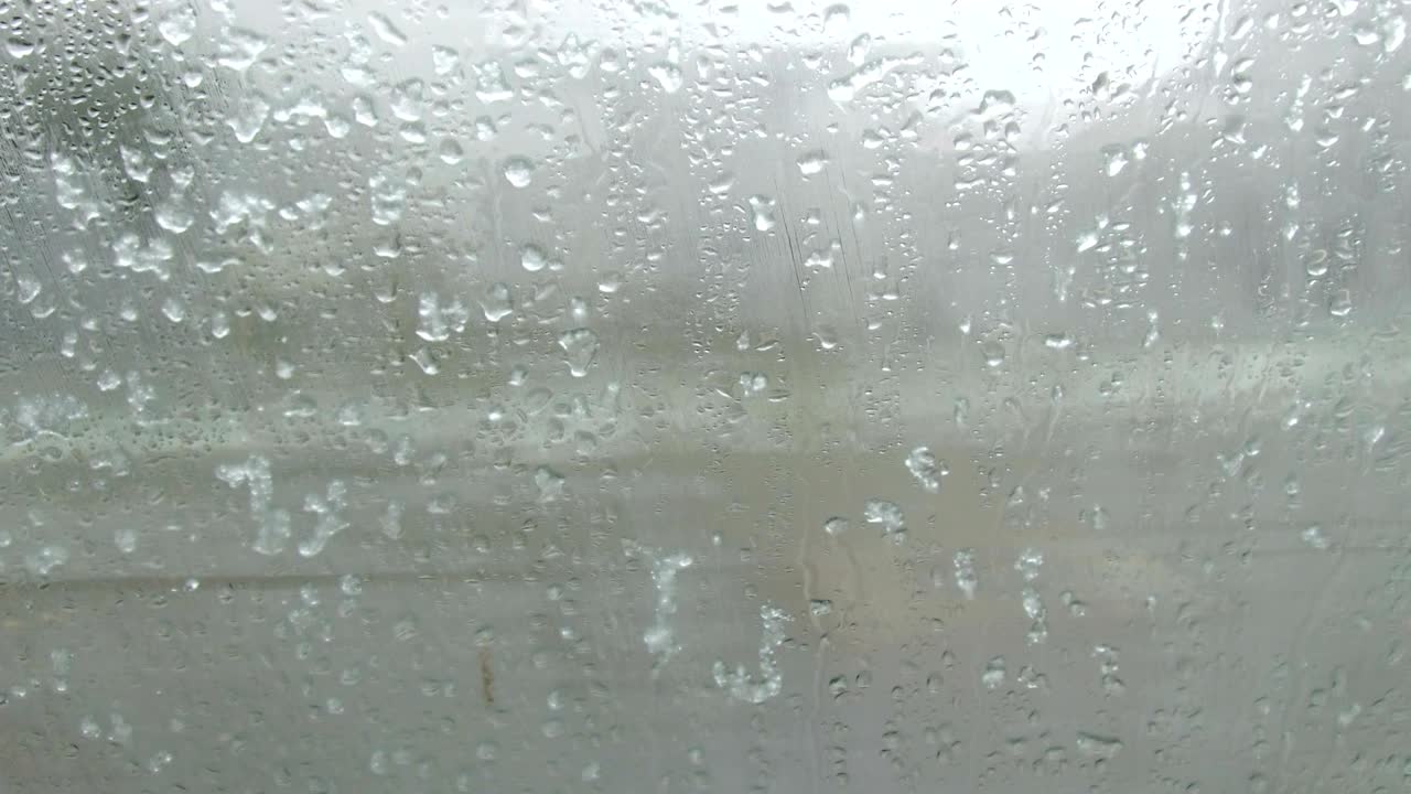 Las gotas de lluvia en la ventana
