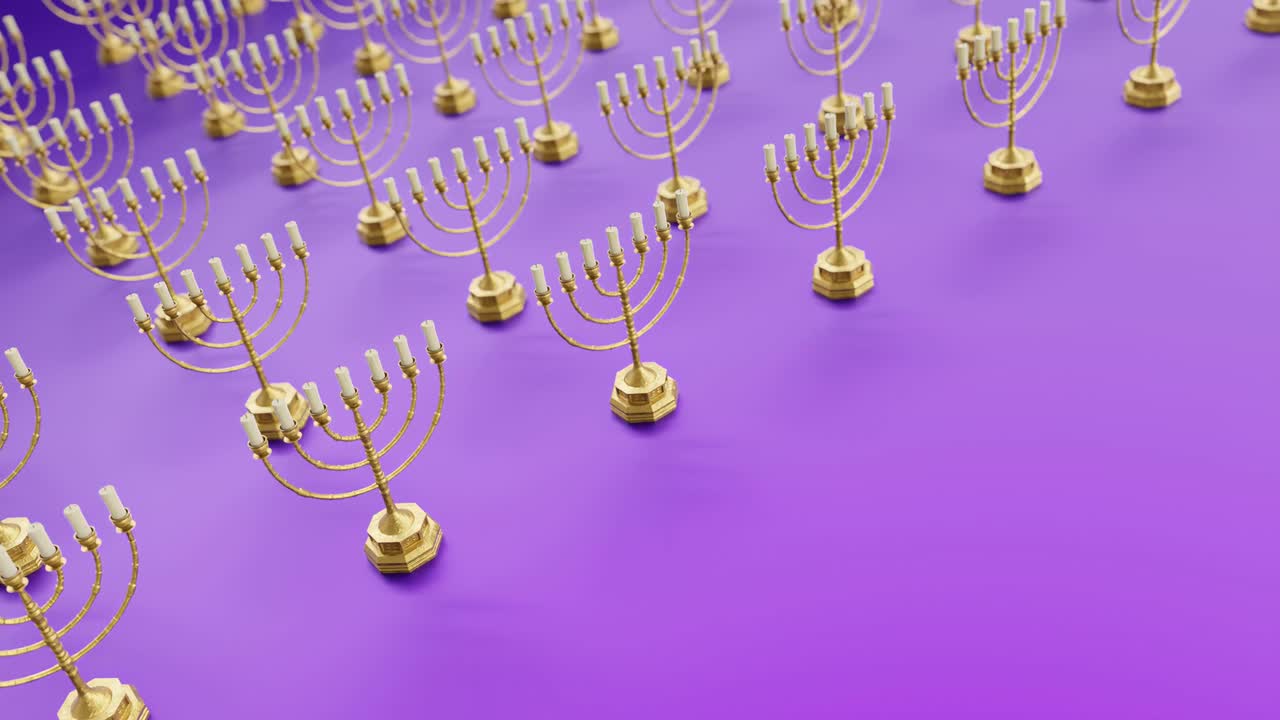 menorás doradas sobre un fondo púrpura vibrante