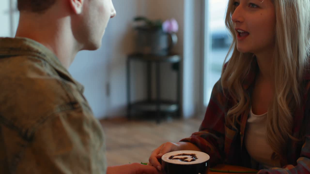 커플 이 카페 4k 에서 커피 를 마시면서 서로 상호 작용 하고 있다