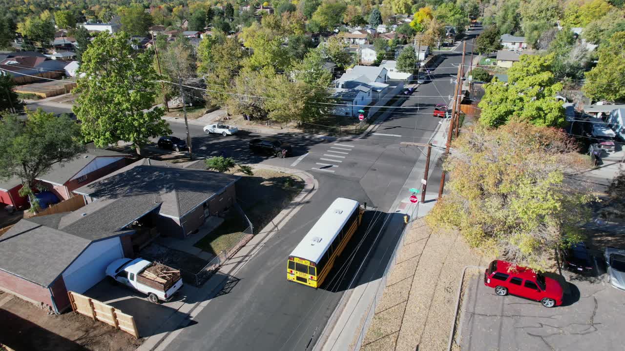 las imágenes de drones muestran un autobús escolar saliendo de los terrenos de la escuela y tirando en la carretera, destacando el transporte y las rutinas diarias de la escuela.