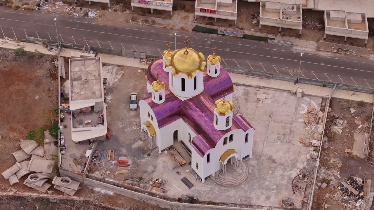 dron de la iglesia ortodoxa en construcción con cúpulas doradas, tenerife, 4k