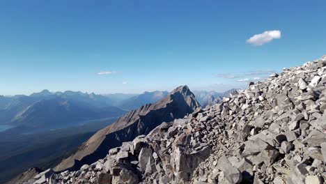 excursionista preparándose en el pico de la montaña se acercó a kananaskis alberta canada