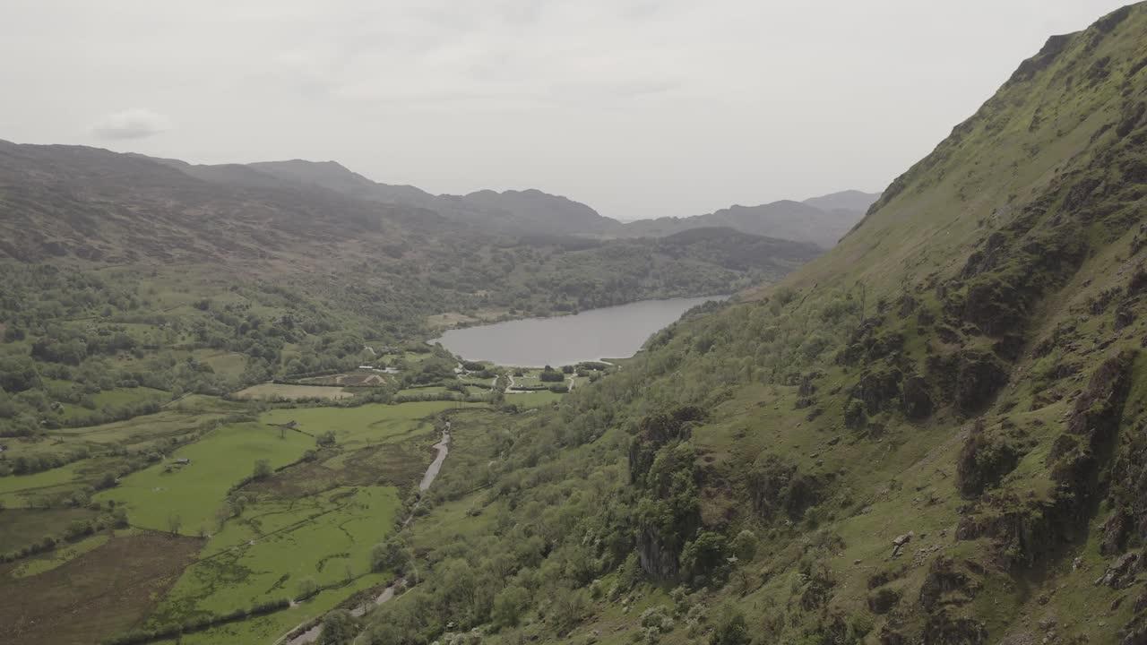 vuelo al lado de una montaña en un lago