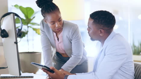 gente de negocios, tableta y coaching en llamada