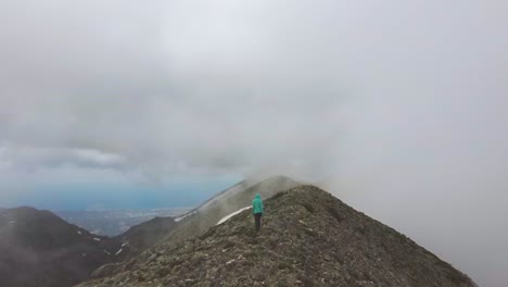 Mujer-Caminando-Sobre-La-Cresta-De-Las-Montañas-Blancas-De-Creta