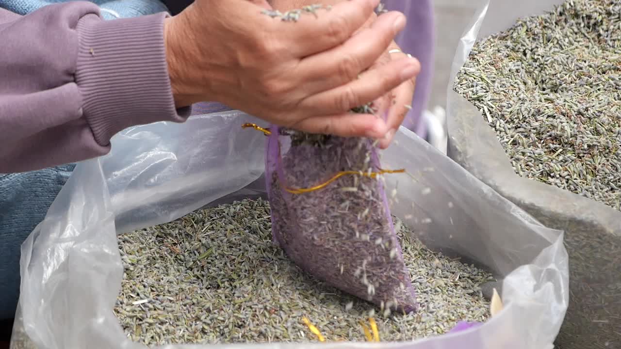 mujer vendiendo lavanda seca en un mercado