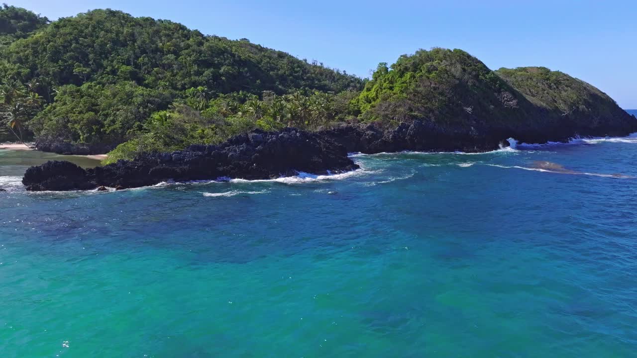 vuelo panorámico de drones a lo largo de la costa rocosa de la república dominicana, océano azul