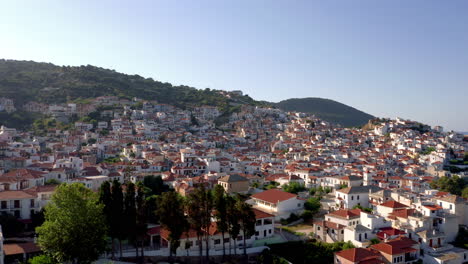 Sommerlandschaft-über-Der-Wunderschönen-Stadt-Skopelos-Auf-Der-Insel-Skopelos,-Sporaden,-Griechenland