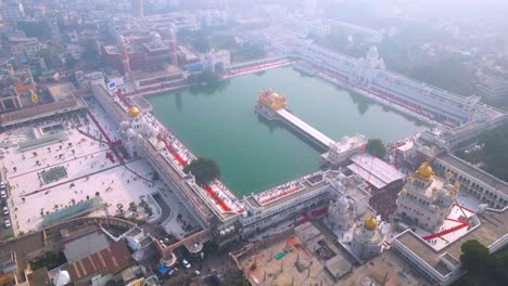 Der-Goldene-Tempel,-Auch-Bekannt-Als-Harimandir-Sahib,-Luftaufnahme-Von-DJI-Mini3Pro-Drone