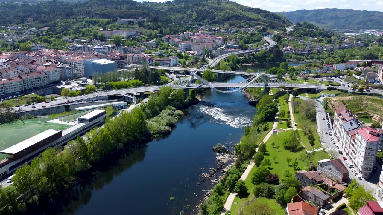 Fiume Miño mentre attraversa la città di Ourense, Spagna, vista aerea