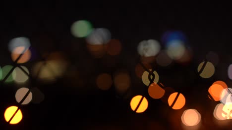 Verschwommener-Blick-Auf-Die-Stadt-Mit-Bokeh-Lichteffekt-Bei-Nacht